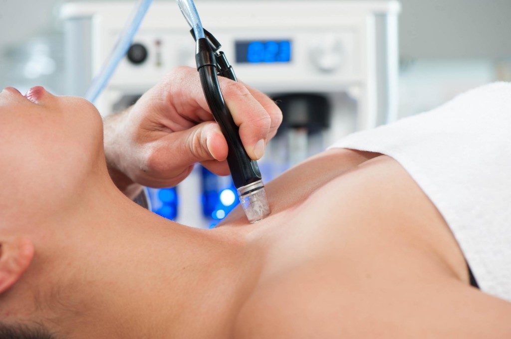 Skin treatment using a cosmetic device.
